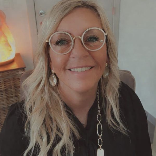 Christel Motten, gediplomeerd hondentrimster, met een ruwharige teckel